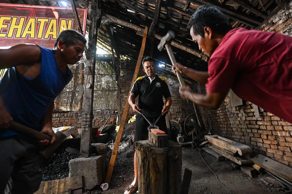 Tiga petukang membentuk gangsa merah membara melalui proses berulang membakar dan membentuk, membakar semula dan membentuk kembali sehingga mencapai rupa yang dikehendaki dan satu proses itu boleh mengambil masa berhari-hari.