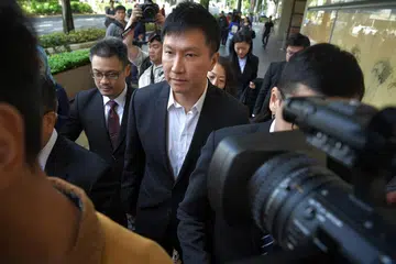 SEBELUM DAN SESUDAH: Paderi Kong Hee berjalan keluar dari Mahkamah Tinggi pada 7 April (gambar atas). - Foto fail