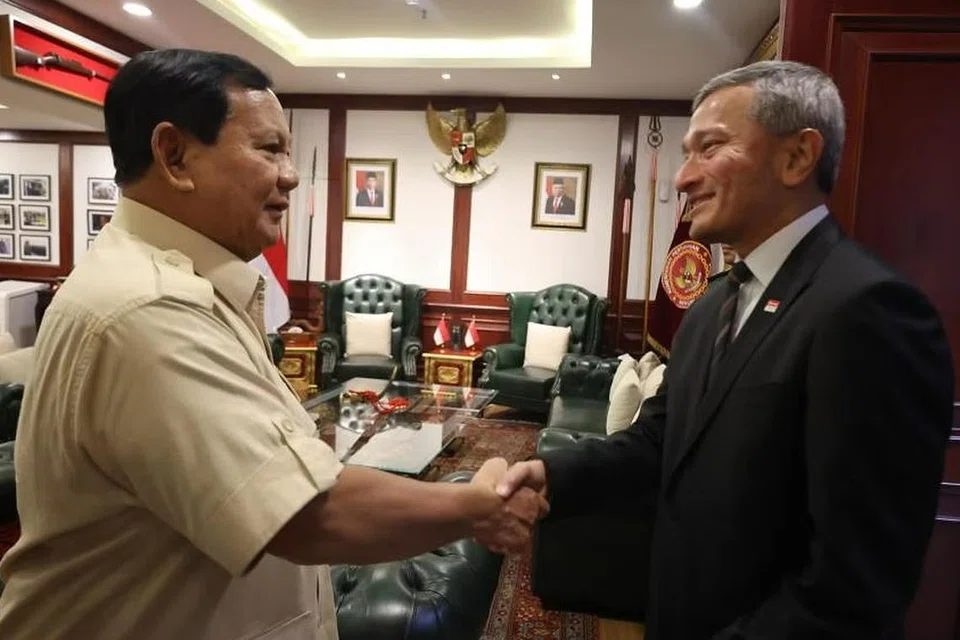 Menteri Ehwal Luar, Dr Vivian Balakrishnan (kanan), menemui Encik Prabowo Subianto di pejabat Kementerian Pertahanan Indonesia di Jakarta Pusat. 