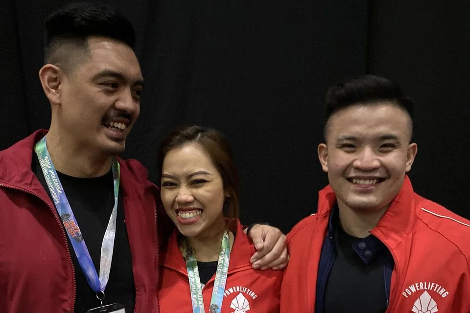 SOKONGAN PADU: Farhanna bergambar bersama teman lelakinya yang juga penolong jurulatih skuad Singapura, James Barcelo (kiri), dan Ng Jun Jie selaku ketua jurulatih bagi Team Singapore di Kejohanan Angkat Berat Klasik Terbuka Dunia 2022. - Foto ihsan FARHANNA FARID 