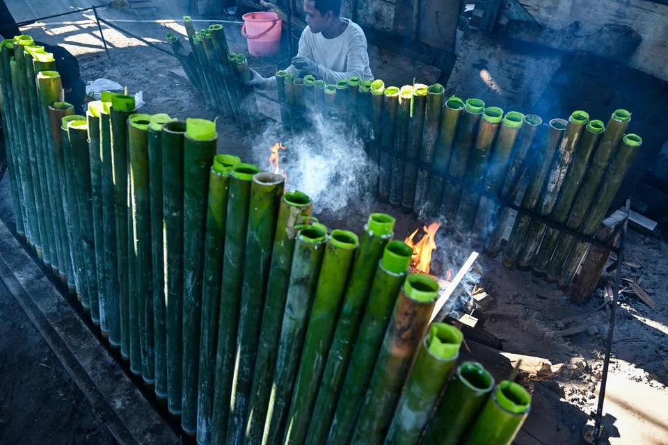Penduduk Aceh memasak lemang, hidangan tradisional Asia Tenggara yang diperbuat daripada pulut, pada 29 Mac bagi persiapan menjelang Aidilfitri.