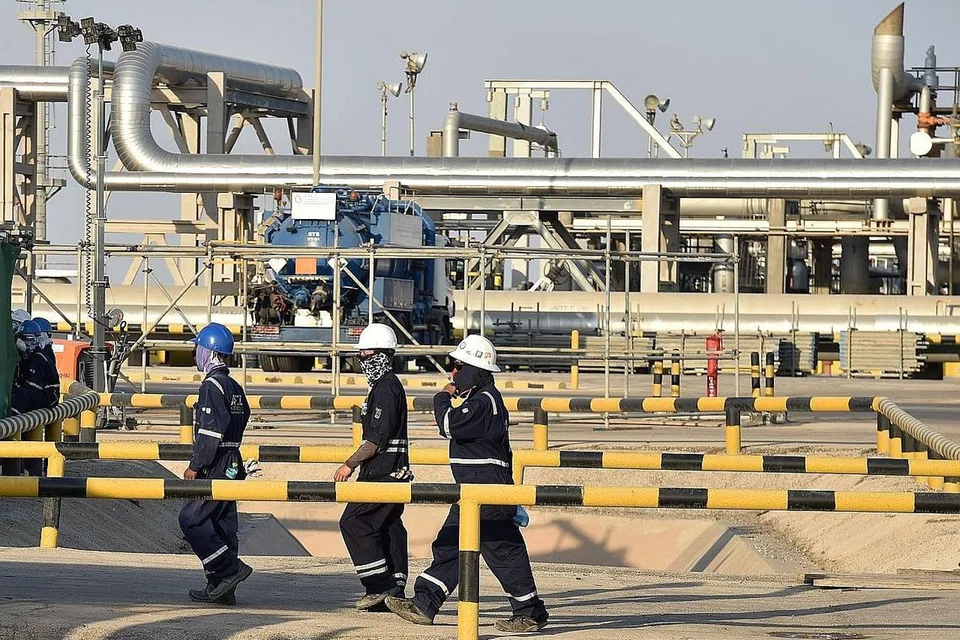 PENGELUAR UTAMA MINYAK: Beberapa pekerja kelihatan di syarikat gergasi minyak Saudi Aramco. Apa jua langkah kerajaan Saudi dalam pasaran minyak akan mempunyai pengaruh besar ke atas harga minyak mentah. - Foto AFP
