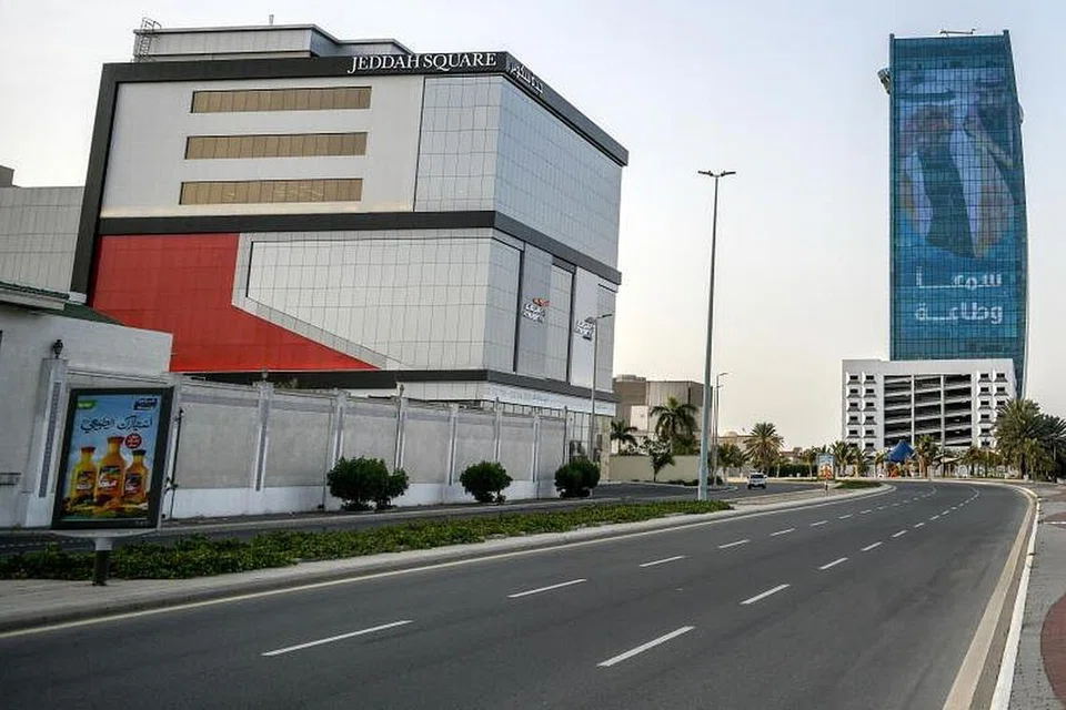 Jalan raya di Jeddah sunyi sepi selepas Arab Saudi melaksanakan tempoh perintah berkurung bermula semalam (24 Mac). 