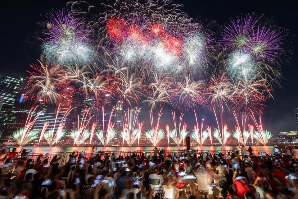 WARNA-WARNI: Ruang udara di kawasan Marina Bay bermandi cahaya dengan pertunjukan bunga api di kemuncak Perbarisan Hari Kebangsaan 2023. 