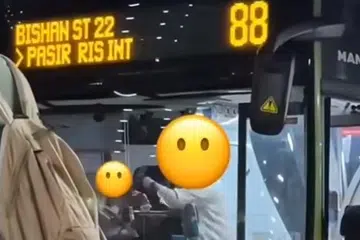 Seorang lelaki memarahi sambil menuding jarinya secara agresif berulang kali terhadap kapten perkhidmatan bas 88, pada 29 Mac lalu. Insiden ini berlaku sepanjang perhentian bas Ang Mo Kio Avenue 3.