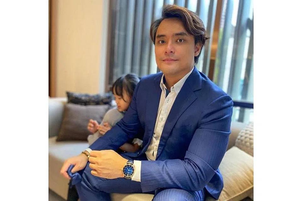 HOBI MEWAH: Encik Imran menunjukkan jam tangan Audemars Piguet yang digemarinya. - Foto ihsan IMRAN MD ALI