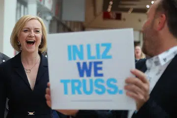 DAPAT KEPERCAYAAN: Gambar yang dirakamkan pada 23 Ogos lalu menunjukkan Menteri Luar Britain, Cik Liz Truss, tertawa melihat sepanduk yang menggunakan namanya secara kreatif 'In Liz We Truss' (Kepada Liz Kami Percaya) semasa berkempen di Birmingham. - Foto AFP