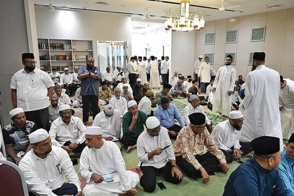 LEBIH SELESA: Ruang solat bagi jemaah lelaki kini berhawa dingin, lebih selesa dan terang, sebagaimana dirasakan jemaah semasa solat Jumaat semalam.