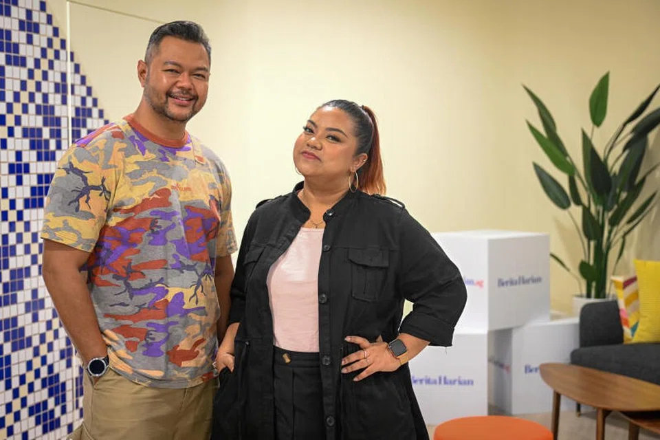 GANDINGAN SERASI: Hazrul Nizam (kiri) dan Dina Nadzir membina keserasian dalam menyanyikan lagu duet ‘Berat Hati’, hasil keakraban persahabatan yang terjalin sejak menyertai Gegar Vaganza 9 (GV9)