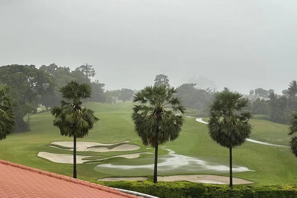 Kelab Golf Sentosa dibasahi hujan lebat pada pagi 4 Mei.