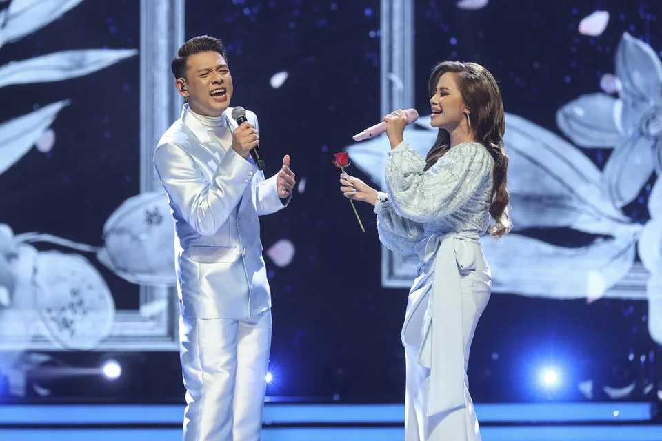 ADA KESERASIAN: Hady Mirza (kiri) dan Shiha Zikir berjaya mewujudkan bunga-bunga cinta di atas pentas apabila berpadu suara lagu dendangan asal Rossa-Afgan, ‘Kamu Yang Kutunggu’.