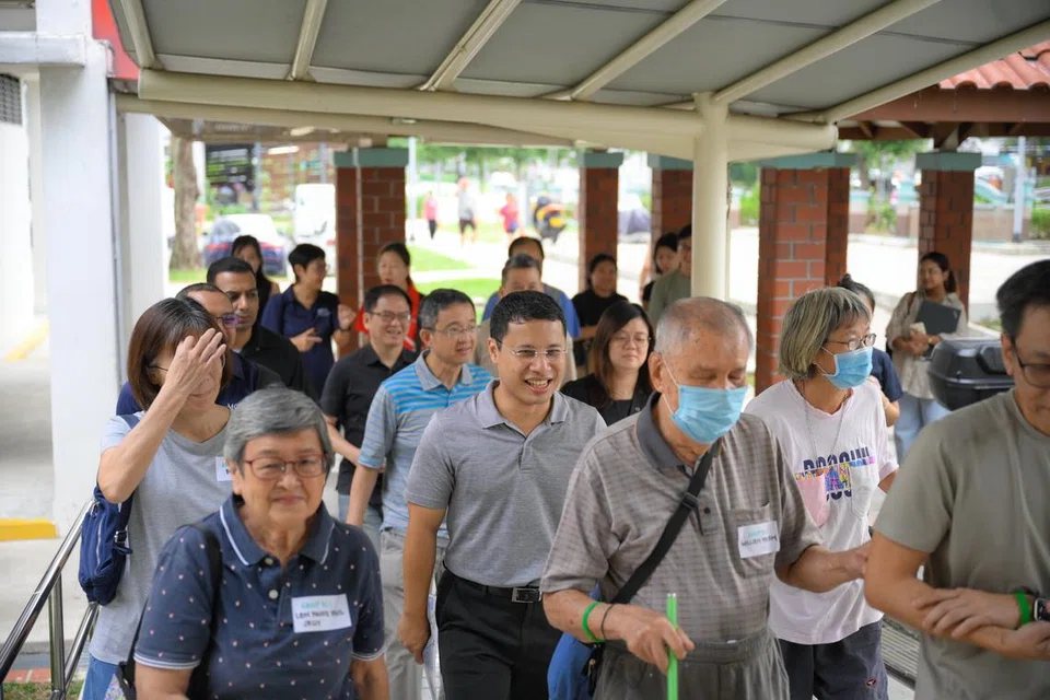 Menteri Pembangunan Negara, Encik Desmond Lee (barisan dua, tengah) semasa Acara Berjalan Kaki bagi Peningkatan Masyarakat (CIP) bersama penduduk warga emas Chong Boon pada 25 Ogos. 