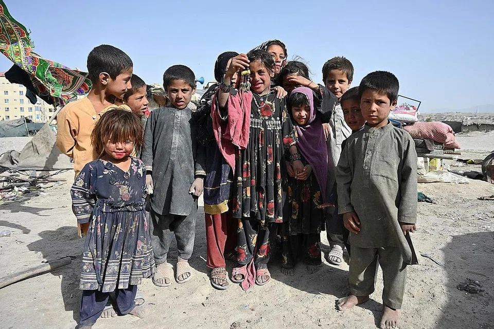 PERMATA HARAPAN: Kanak-kanak Afghanistan yang menduduki kem-kem penempatan sementara di Kabul mengharapkan kehidupan lebih baik susulan pengunduran penuh tentera Amerika Syarikat pada 11 September ini. - Foto AFP