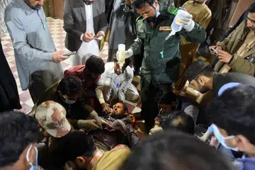 Paramedik merawat mereka yang cedera selepas angkatan tentera Pakistan membebaskan sekitar 80 penumpang dalam operasi melibatkan militan pemisah yang menyerang sebuah kereta api di kawasan pergunungan di Mach, di barat daya Balochistan, pada 11 Mac.