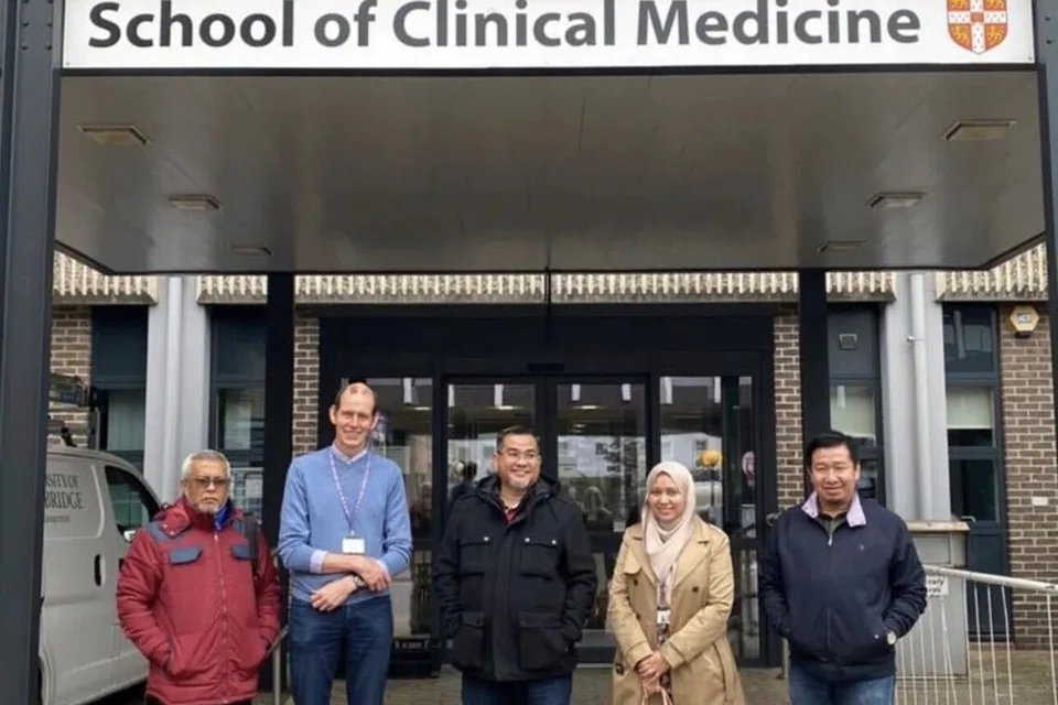 Pensyarah cemerlang Malaysia yang lulus pengajian Doktor Falsafah (PhD) tanpa pembetulan, Dr Hanis Hidayu Kasim (dua dari kanan), bersama Timbalan Canselor Universiti Islam Sains Malaysia (Usim), Profesor Datuk Dr Sharifudin Md Shaarani (tengah), yang melawat Universiti Cambridge pada 2023.