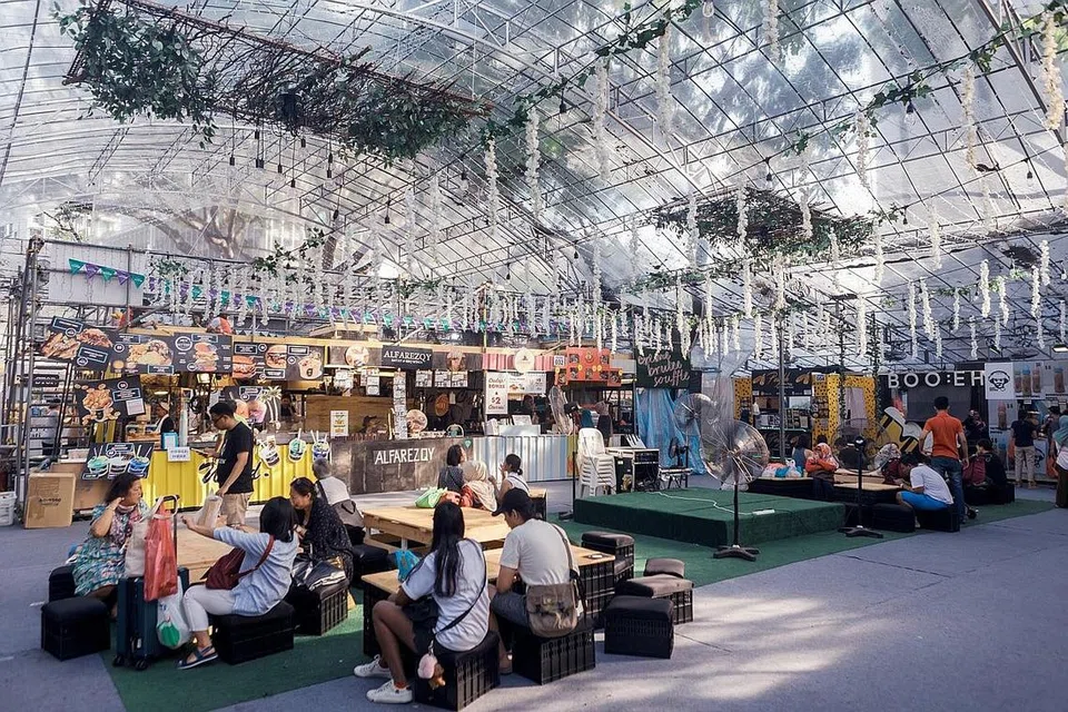 SUDAH JANGKA TIADA BAZAR FIZIKAL: Ramai pegerai sudah menjangka bazar Raya, seperti yang diadakan sebelum ini (atas), tidak akan diadakan tahun ini dek Covid-19 dan WGS akan mengadakannya dalam talian. - Foto fail BH