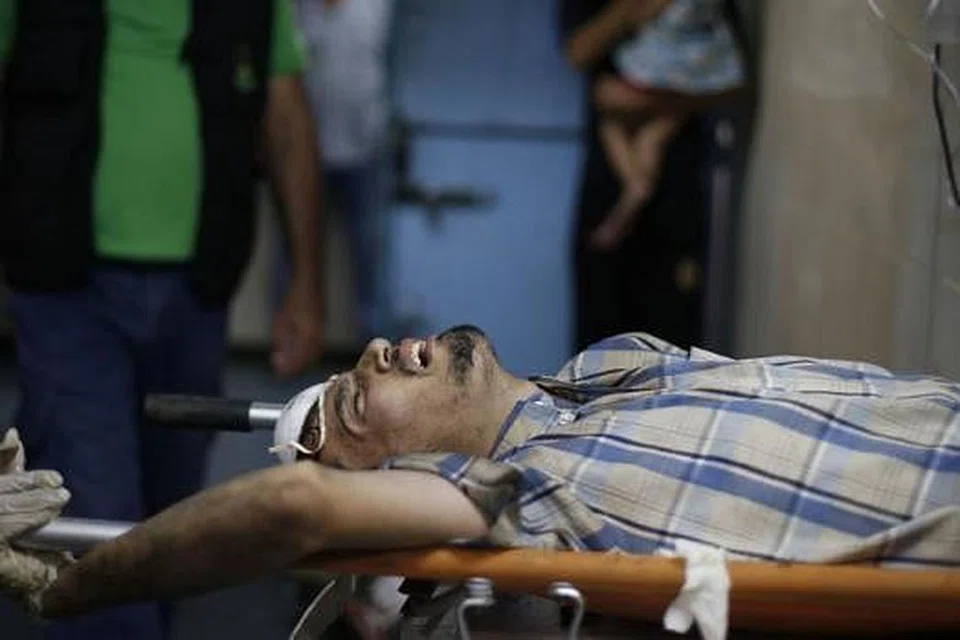 CEDERA: Seorang lelaki Palestin yang cedera terbaring di hospital di Gaza City. - Foto REUTERS