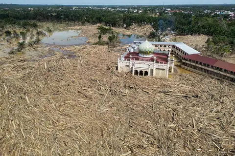 Pemandangan menunjukkan sisa-sisa pokok yang tumbang dan hanyut di kawasan Pondok Pesantren dan Masjid Darul Mukhlisin selepas banjir kilat melanda kawasan, Aceh Tamiang di Sumatera Utara, Infdonesia, pada 10 Disember.  