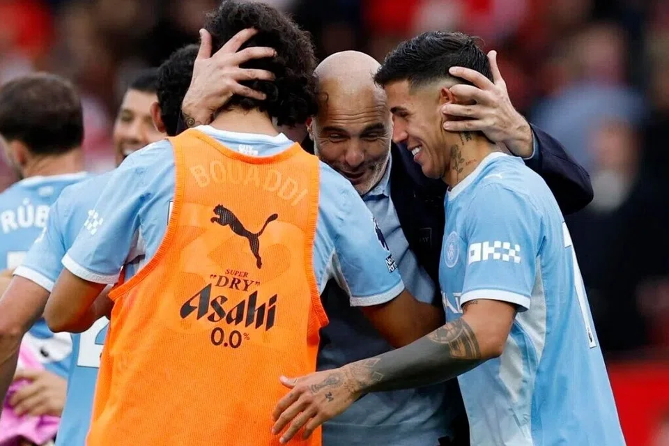 Pengurus Manchester City, Enzo Maresca meraikan kemenangan bersama pemain tengah Ayyoub Bouaddi dan Enzo Fernandez selepas perlawanan.