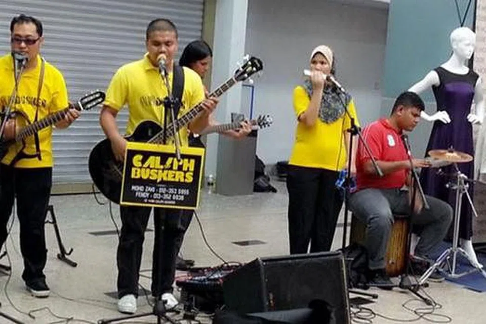 DI JALANAN: Penghibur jalanan Malaysia, Caliph Buskers, menghiburkan orang ramai di depan Sogo di Kuala Lumpur. - Foto FACEBOOK CALIPH BUSKERS
