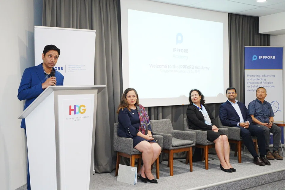 Menteri Negara (Tenaga Manusia merangkap Kebudayaan, Masyarakat dan Belia), Encik Dinesh Vasu Dash (kiri) memberi ucapan sambil diiringi anggota panel (dari kiri) Pengarah IPPFoRB, Cik Fernando San Martin; Pelapor Khas Pertubuhan Bangsa-Bangsa Bersatu (PBB) mengenai Kebebasan Beragama atau Berkepercayaan, Dr Nazila Ghanea; Pengasas dan Presiden Roses of Peace, Encik Mohamed Irshad Abbas Ali; dan Pengarah Galeri Kepelbagaian Harmoni, Encik Daniel Low.