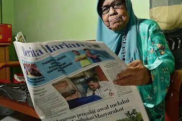 BIAR TUA ASAL SIHAT: Cik Sinah Salleh bersyukur kerana sejauh ini kesihatannya baik, kecuali matanya yang sejak kebelakangan ini sering berair dan seolah-olah keluar tahi mata. Beliau mahu menggunakan sepenuhnya perluang menjalani pemeriksaan kesihatan di bawah Projek Pemeriksaan Warga Emas (PSS) yang bertujuan membaiki mutu kehidupan warga emas. - Foto BH oleh DESMOND WEE