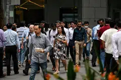 LAPORAN PASARAN PEKERJA: Menurut laporan awal pasaran pekerja suku kedua 2023 yang dikeluarkan pada Khamis, pemberhentian pekerja merosot selepas kenaikan tiga suku berturut-turut, manakala kadar pengangguran kekal rendah.