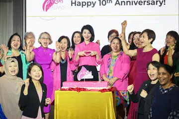 Menteri Negara (Ehwal Dalam Negeri merangkap Pembangunan Sosial dan Keluarga), Cik Sun Xueling (barisan tengah, enam dari kiri), bergambar bersama felow Agensi Pembangunan Awal Kanak-kanak (Ecda) sebelum memotong kek sempena menyambut ulang tahun ke-10 program Felow Ecda.