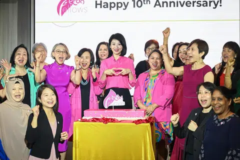 Menteri Negara (Ehwal Dalam Negeri merangkap Pembangunan Sosial dan Keluarga), Cik Sun Xueling (barisan tengah, enam dari kiri), bergambar bersama felow Agensi Pembangunan Awal Kanak-kanak (Ecda) sebelum memotong kek sempena menyambut ulang tahun ke-10 program Felow Ecda.