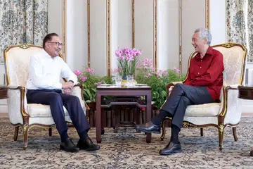 HADIRI RAHAT PEMIMPIN: Perdana Menteri Malaysia, Datuk Seri Anwar Ibrahim (kiri) melawat Singapura atas undangan Perdana Menteri, Encik Lee Hsien Loong (kanan). Gambar menunjukkan kedua-dua perdana menteri semasa kunjungan Datuk Seri Anwar ke Istana pada September. 