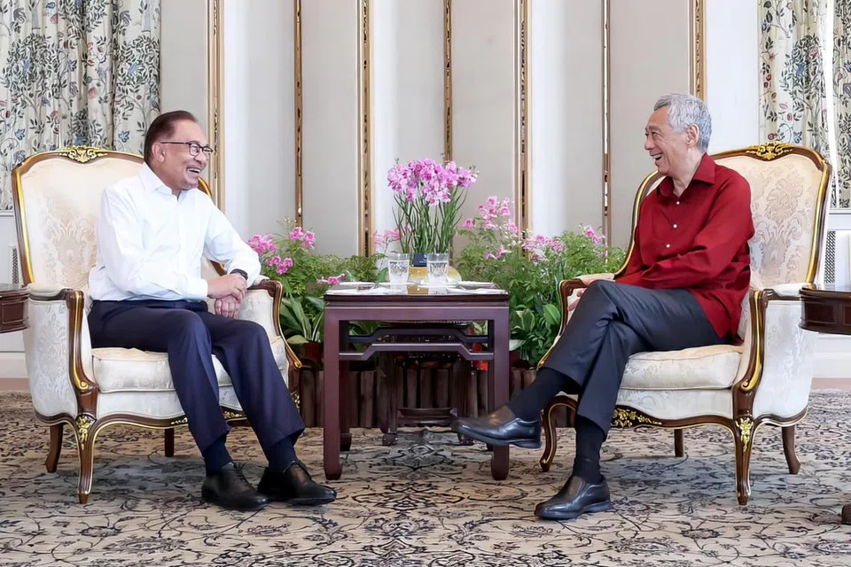 HADIRI RAHAT PEMIMPIN: Perdana Menteri Malaysia, Datuk Seri Anwar Ibrahim (kiri) melawat Singapura atas undangan Perdana Menteri, Encik Lee Hsien Loong (kanan). Gambar menunjukkan kedua-dua perdana menteri semasa kunjungan Datuk Seri Anwar ke Istana pada September. 