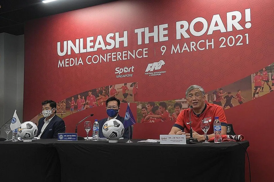 BERI PERINCIAN: (Dari kiri) Timbalan Presiden FAS, Bernard Tan, Presiden FAS, Lim Kia Tong dan Ketua Pegawai Eksekutif SportSG, Lim Teck Yin, berkongsi perincian projek bola sepak nasional 'Unleash the Roar!' kepada wartawan sewaktu sidang media semalam. - Foto BH oleh ALPHONSUS CHERN