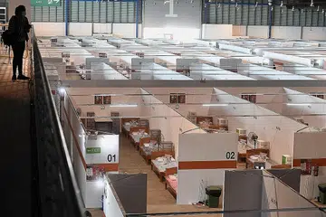 RUANG PENGASINGAN: Pusat Pameran Changi ini menampung pesakit Covid-19 yang mempunyai gejala ringan. - Foto BH oleh DESMOND FOO