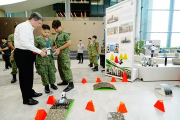 Menteri Pertahanan, Encik Chan Chun Sing, meninjau gerai-gerai semasa sambutan ulang tahun ke-125 Pasukan Kadet Kebangsaan (NCC) di Pangkalan Pusat Tenaga Manusia (CMPB) pada 26 Ogos. Beliau turut mengumumkan peningkatan berterusan terhadap kurikulum NCC, termasuk pengenalan komponen latihan teras bersama serta sokongan Jurulatih NCC Bantuan bagi memberi para kadet pendedahan dan pengalaman yang lebih luas.