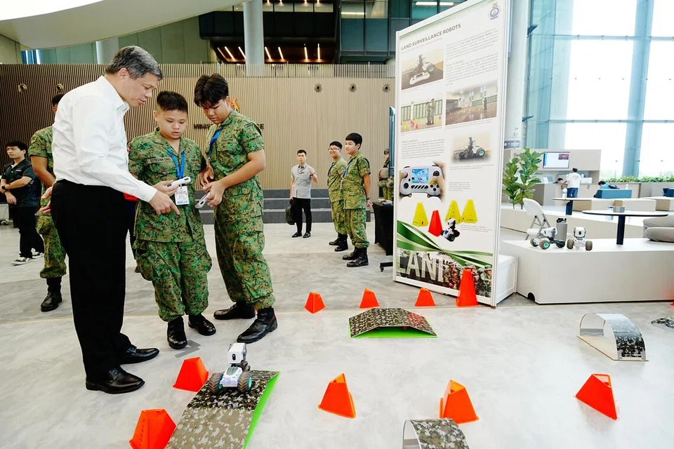 Menteri Pertahanan, Encik Chan Chun Sing (kiri), meninjau gerai-gerai semasa sambutan ulang tahun ke-125 Pasukan Kadet Kebangsaan (NCC) di Pangkalan Pusat Tenaga Manusia (CMPB) pada 26 Ogos. Beliau turut mengumumkan peningkatan berterusan terhadap kurikulum NCC termasuk pengenalan komponen latihan teras bersama serta sokongan Jurulatih NCC Bantuan bagi memberi kadet pendedahan dan pengalaman lebih luas.