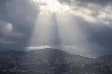 Cahaya dari langit terang yang membawa pelbagai makna (gambar hiasan)