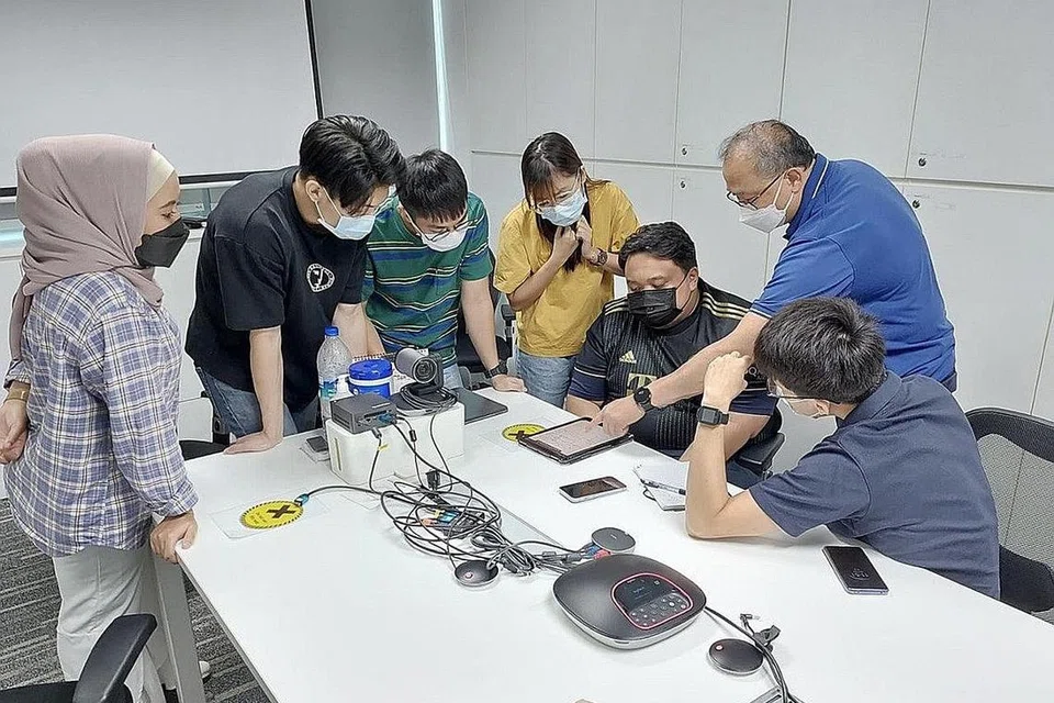 PROJEK TAHUN AKHIR: Bagi projek tahun akhir Encik Muhammad Naeem Muhammad Nazri (tiga dari kanan), kumpulannya telah mendapatkan konsultasi daripada syarikat Vac-Tech Engineering Pte Ltd untuk membincangkan teknologi pemulihan sisa minyak yang digunakan dalam industri. - Foto ihsan MUHAMMAD NAEEM MUHAMMAD NAZRI