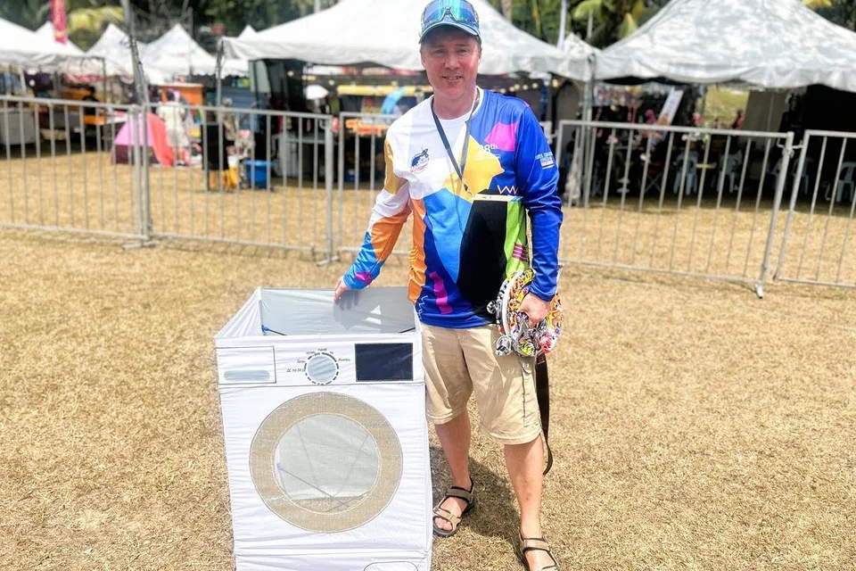 Peserta dari Denmark, Encik Soren Momsen, 59 tahun, bersama layang-layang ‘mesin basuh’ miliknya.