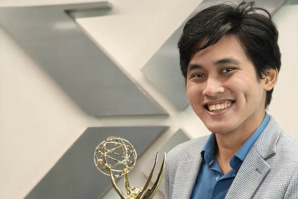 Encik Mohammad Shahrul Nizam Shahrudin menggenggam piala Emmy yang tidak diduga dapat menjadi miliknya setelah terlibat dalam projek inovasi baru realiti campuran, ‘What If...? - An Immersive Story’, yang memanfaatkan alat kamera tiga dimensi (3D), Apple Vision Pro.
