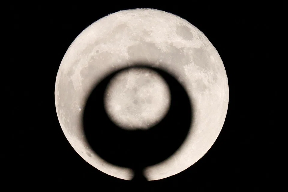 BULAN PENUH: Bulan penuh dengan bayangan pancaran masjid di bumi membawa seribu pengertian (Gambar hiasan)