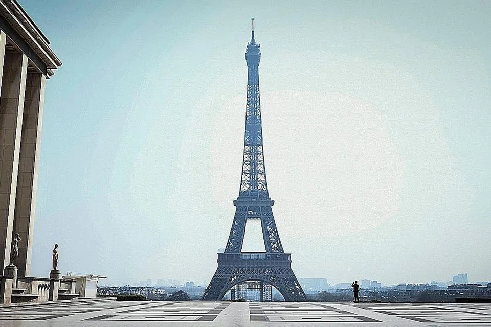LENGANG SAHAJA: Seorang pegawai polis mengambil gambar Menara Eiffel dari Esplanade du Trocadero di Paris pada 28 Mac, hari ke-12 perintah sekatan pergerakan di negara itu. Perintah yang sepatutnya berakhir bulan lalu kini telah dilanjutkan, sekurang-kurangnya sehingga 15 April, dengan pemerintah negara itu mempergiat usaha menangani penularan Covid-19 yang telah menjangkiti sekitar 45,000 kes dan meragut lebih 3,000 nyawa di sana. - Foto AFP
