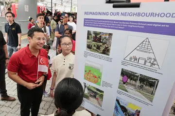 Menteri Pembangunan Negara, Encik Desmond Lee, yang juga Anggota Parlimen GRC West Coast membentangkan rancangan bagi peningkatan Boon Lay Place semasa menghadiri majlis sempena Hari Kebangsaan di kelab masyarakat Boon Lay pada 4 Ogos.
