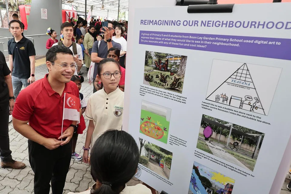 Menteri Pembangunan Negara, Encik Desmond Lee, yang juga Anggota Parlimen GRC West Coast membentangkan rancangan bagi peningkatan Boon Lay Place semasa menghadiri majlis sempena Hari Kebangsaan di kelab masyarakat Boon Lay pada 4 Ogos.