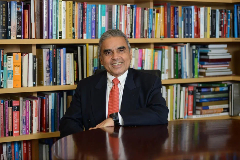 PROFESOR MAHBUBANI: Sangka dirinya amat sihat dan tidak mengalami serangan jantung sevelum ini. - Foto fail