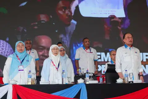 Presiden Parti Keadilan Rakyat (PKR), Datuk Seri Anwar Ibrahim (kanan) dan isterinya yang juga Pengerusi Majlis Penasihat PKR, Datin Seri Dr Wan Azizah Ismail (dua dari kiri, barisan depan), semasa Kongres Nasional PKR 2025 di Pusat Konvensyen Antarabangsa Persada Johor, di Johor Bahru, pada 24 Mei.
