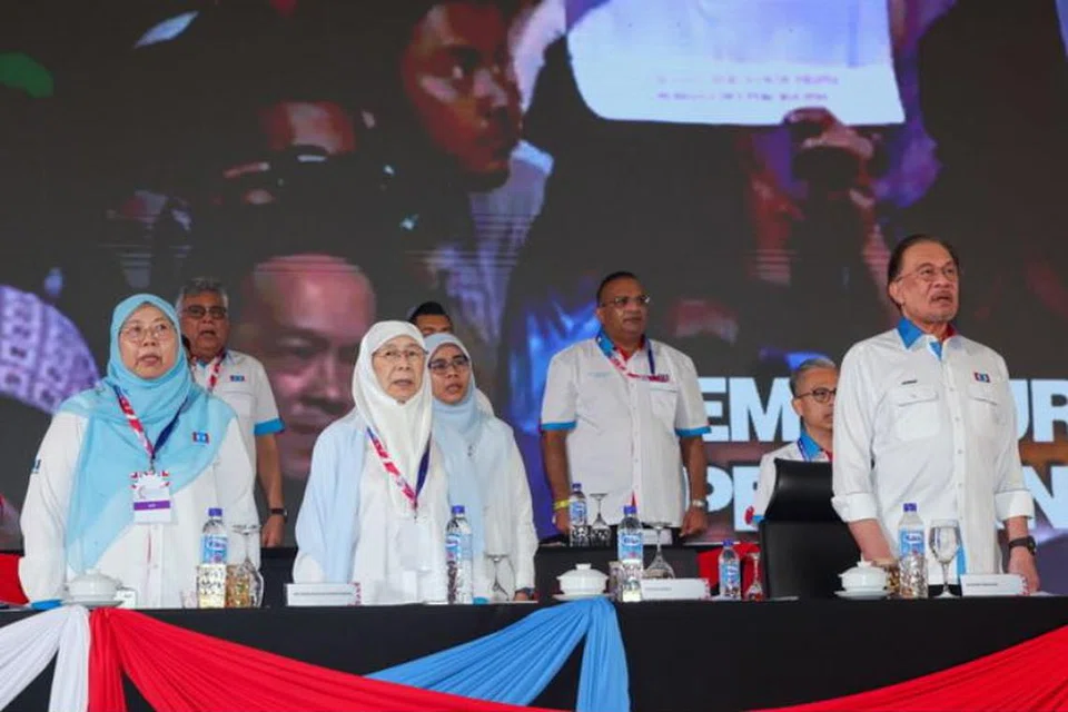 Presiden Parti Keadilan Rakyat (PKR), Datuk Seri Anwar Ibrahim (kanan) dan isterinya yang juga Pengerusi Majlis Penasihat PKR, Datin Seri Dr Wan Azizah Ismail (dua dari kiri, barisan depan), semasa Kongres Nasional PKR 2025 di Pusat Konvensyen Antarabangsa Persada Johor, di Johor Bahru, pada 24 Mei.