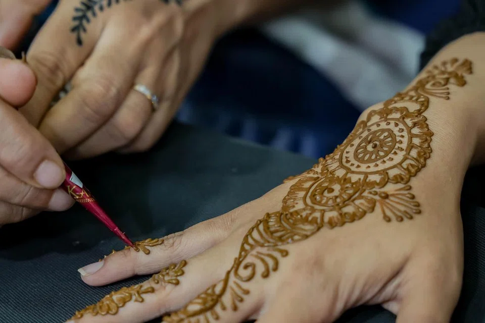 Hias tangan dengan inai.