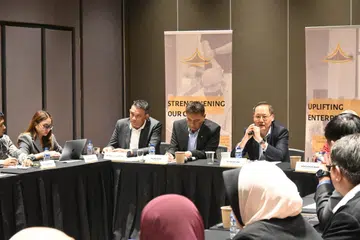 KONGSI PENGALAMAN: Menteri Tenaga Manusia merangkap Menteri Kedua Perdagangan dan Perusahaan, Dr Tan See Leng, berkongsi pengalamannya sebagai seorang usahawan bersama lembaga pengarah dan anggota Dewan Perniagaan dan Perusahaan Melayu Singapura (DPPMS) pada Jumaat di Wisma Geylang Serai.