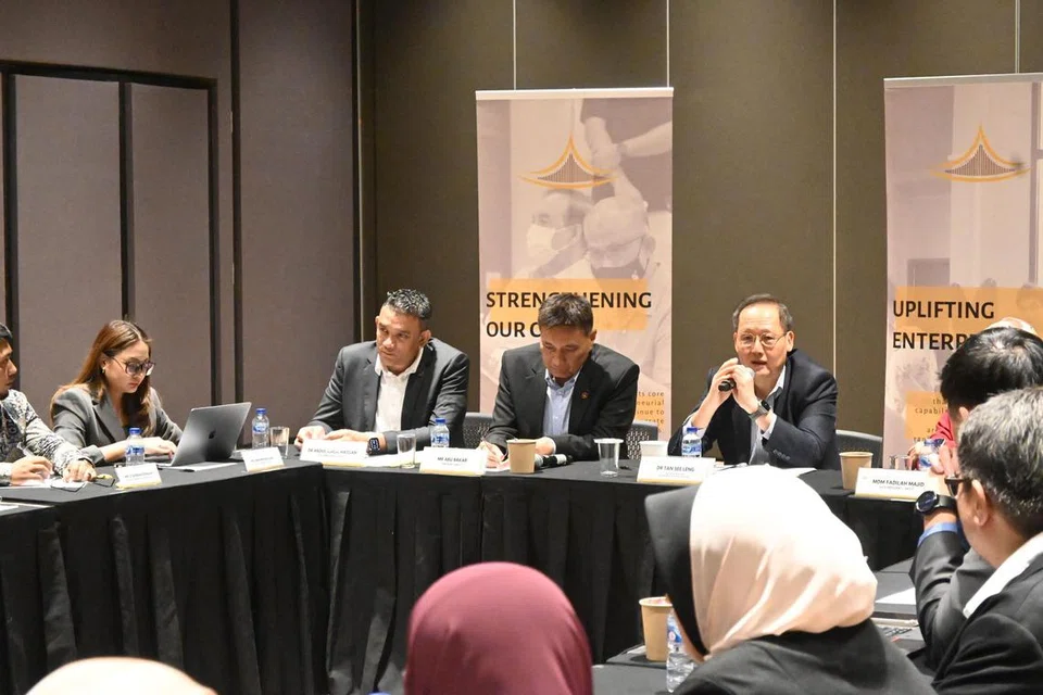 KONGSI PENGALAMAN: Menteri Tenaga Manusia merangkap Menteri Kedua Perdagangan dan Perusahaan, Dr Tan See Leng, berkongsi pengalamannya sebagai seorang usahawan bersama lembaga pengarah dan anggota Dewan Perniagaan dan Perusahaan Melayu Singapura (DPPMS) pada Jumaat di Wisma Geylang Serai.