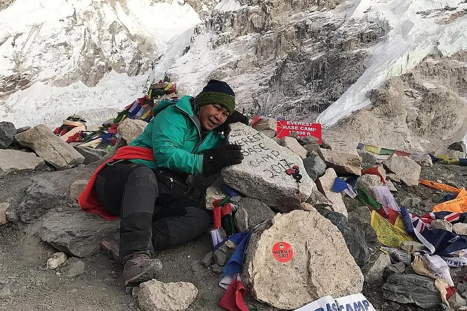 KE GUNUNG EVEREST PUN PERNAH: Cik Noor Aishah pernah mendaki ke Base Camp Gunung Everest, gunung tertinggi dunia yang terletak di Nepal. - Foto ihsan NOOR AISHAH AHMAD